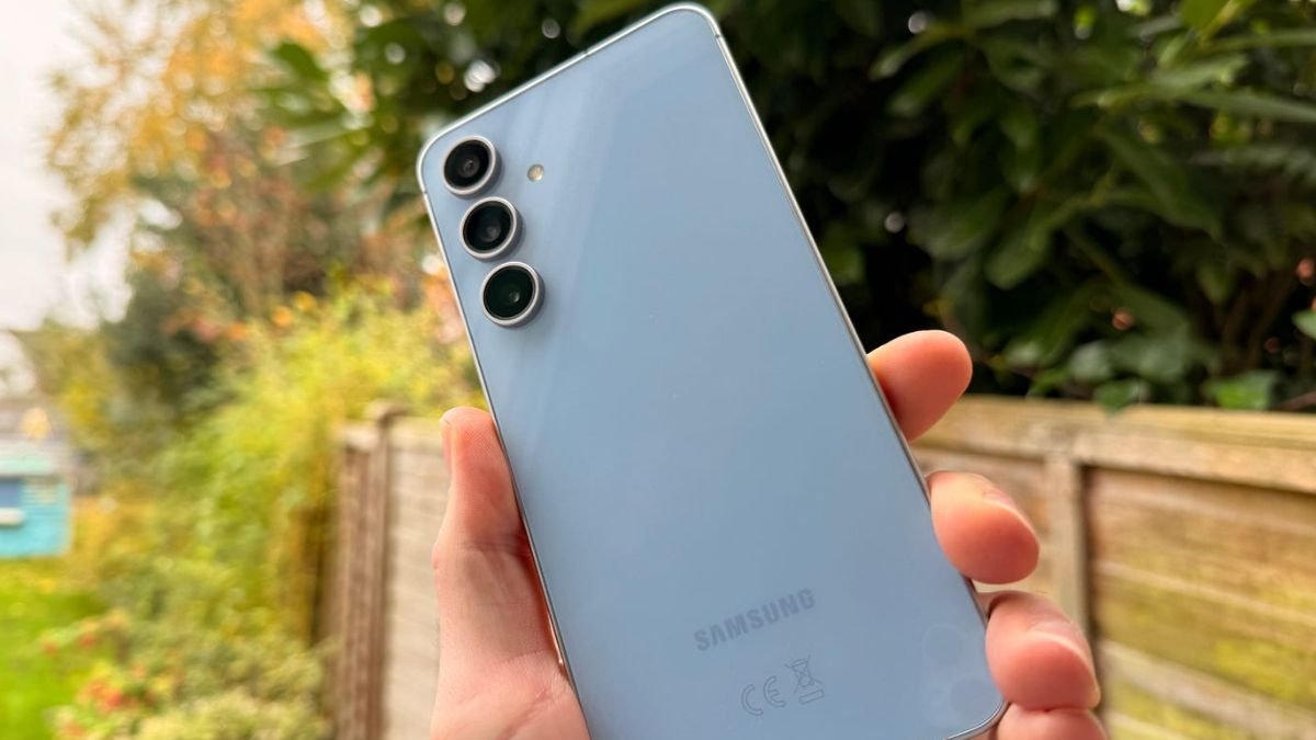 Samsung is bringing cheap phone, glimpse seen on FCC, features revealed