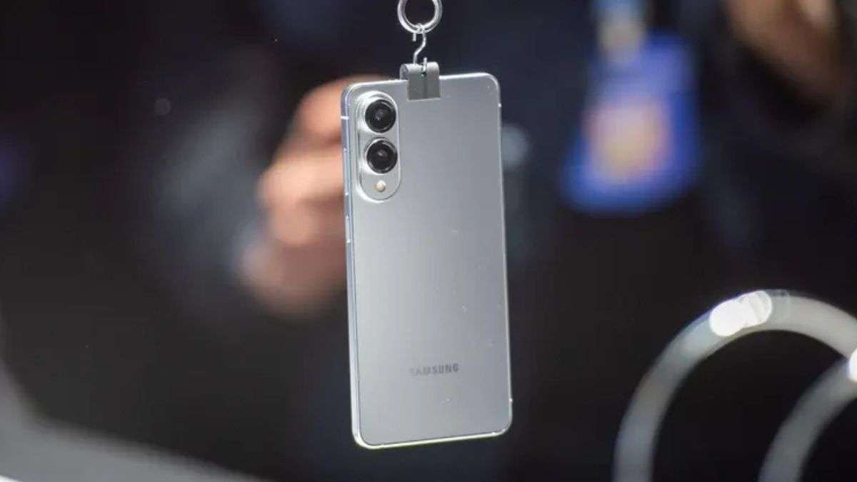 The price of Samsung's thinnest phone is crazy, a phone worth lakhs of rupees is available at half price.